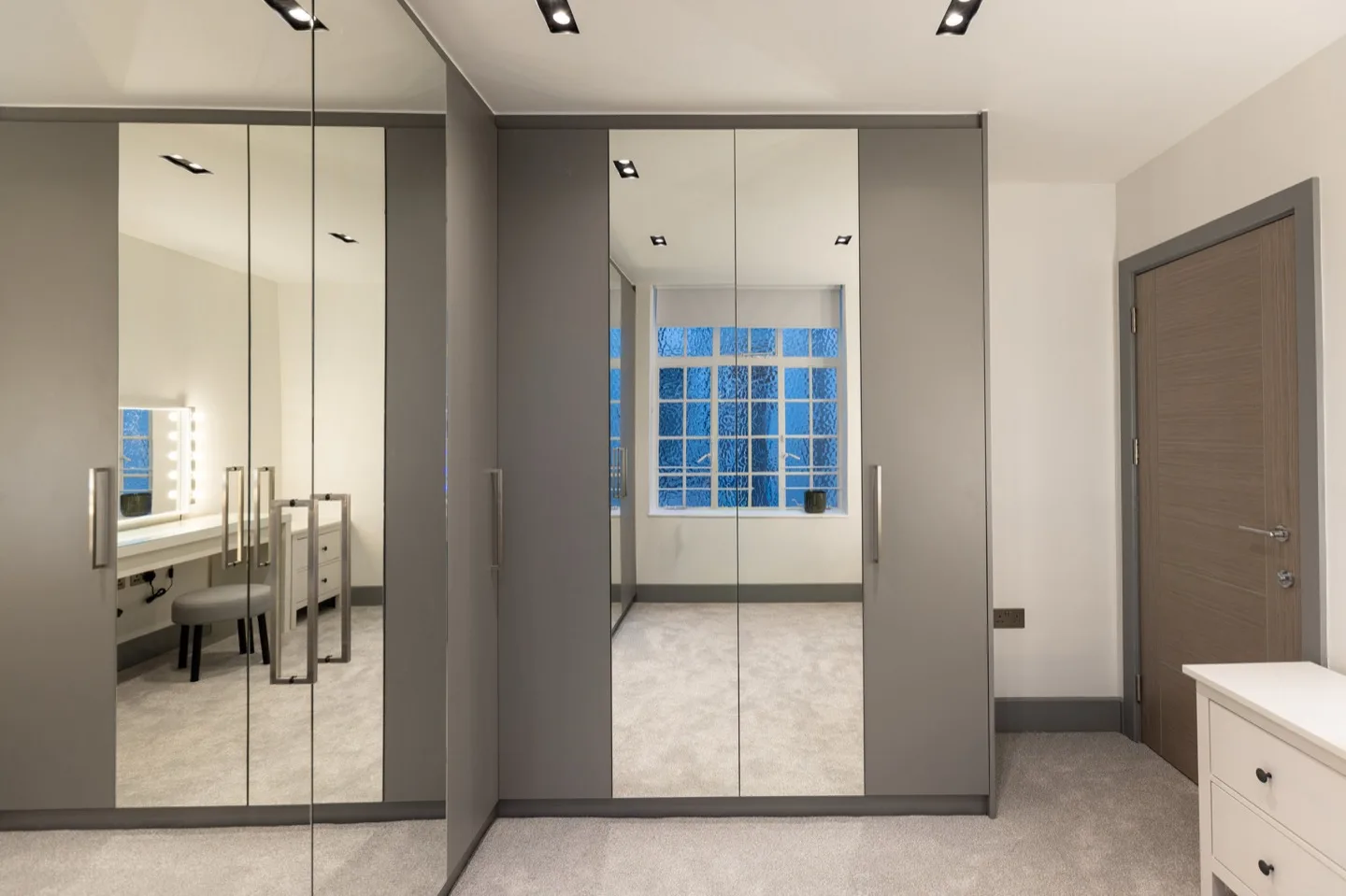 Walk wardrobe corner view grey mirrored — Kensington